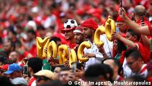 عشاق الكرة العرب يلهبون أجواء موسكو وتضامن روسي معهم