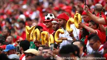 عشاق الكرة العرب يلهبون أجواء موسكو وتضامن روسي معهم