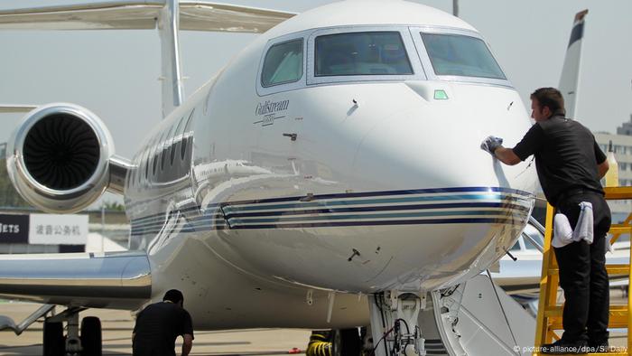 Sebuah jet Gulfstream G650 sedang dicuci Sebuah jet Gulfstream G650 sedang dicuci