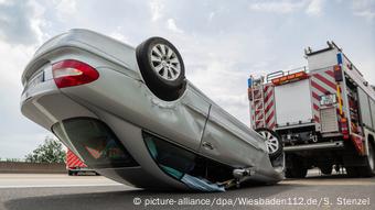 Перевернувшийся после аварии автомобиль