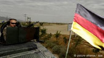 Bundeswehrsoldaten sichern in Afghanistan einen Konvoi ab (Foto: dpa)