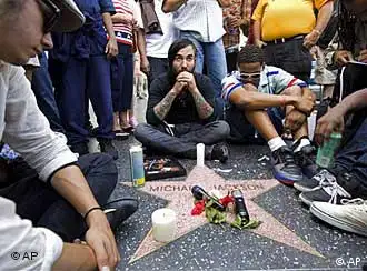 悲伤的歌迷在好莱坞大道上哀悼迈克尔·杰克逊