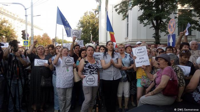 Митинг против решения суда об отмене результатов выборов мэра Кишинева
