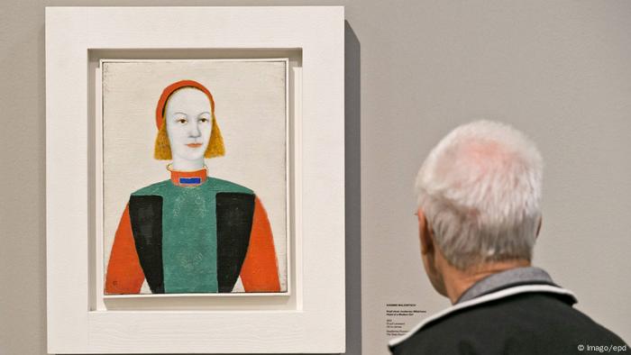 Ein Mann sieht sich Kopf eines Modernen Mädchens von Kasimir Malewitsch an. Aus der Ausstellung Kasimir Malewitsch und die russische Avantgarde (Imago/epd)