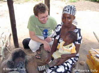 Maurice Gully bei einer Familie im ghanaischen Busch