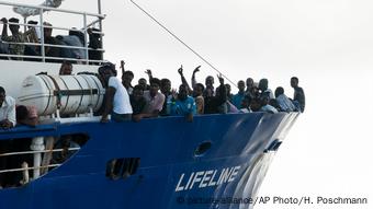 Mittelmeer NGO Mission Lifeline Schiff Flüchtlinge
