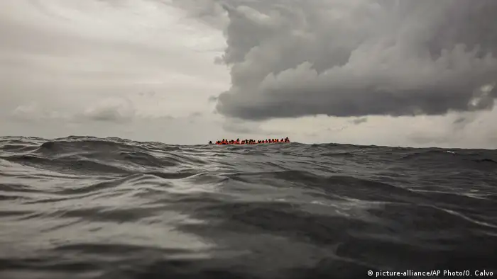 Libyen Migranten auf dem Mittelmeer (picture-alliance/AP Photo/O. Calvo)