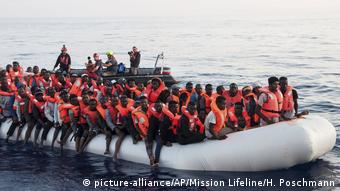 Libyen Migranten aufSchlauch von Schiff der deutschen NGO Mission Lifeline gerettet