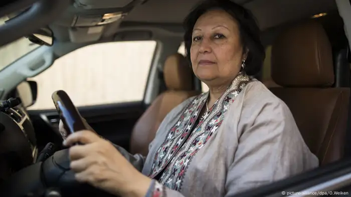 Saudi-Arabien, die saudi-arabische Autofahraktivistin Madiha al-Adschrusch sitzt in einem Auto