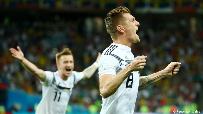 Toni Kroos celebra o golo que garantiu a permanência da selação alemã no Mundial
