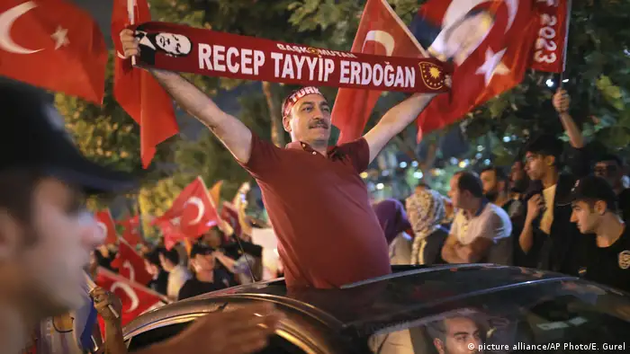 Wahlen Türkei - Erdogan erklärt sich zum Sieger - Erdogans Anhänger feiern (picture alliance/AP Photo/E. Gurel)