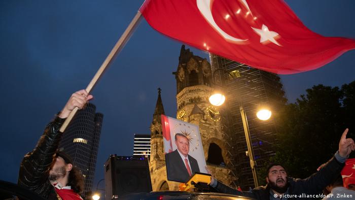 تركيا تعتقل مراقبين ألمان للإنتخابات وأنصار أردوغان يحتفلون في برلين Dw Learn German 