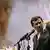 Mahmoud Ahmadinedschad bei einer Rede, im Hintergrund Ayatollah Chamenei auf einem Poster(Foto: AP)
