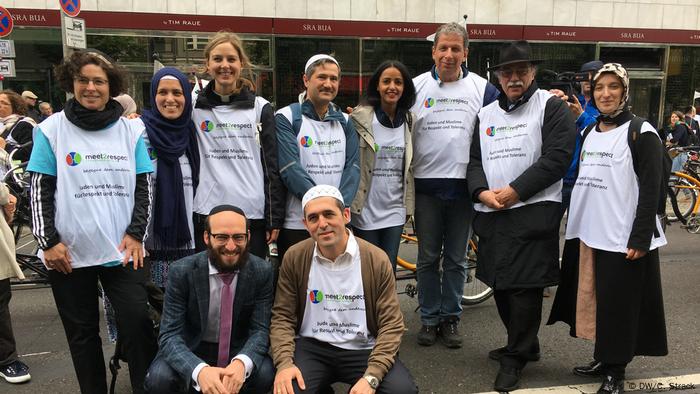 Meet2resepct-Demo in Berlin Juden und Muslime radeln gemeinsam
