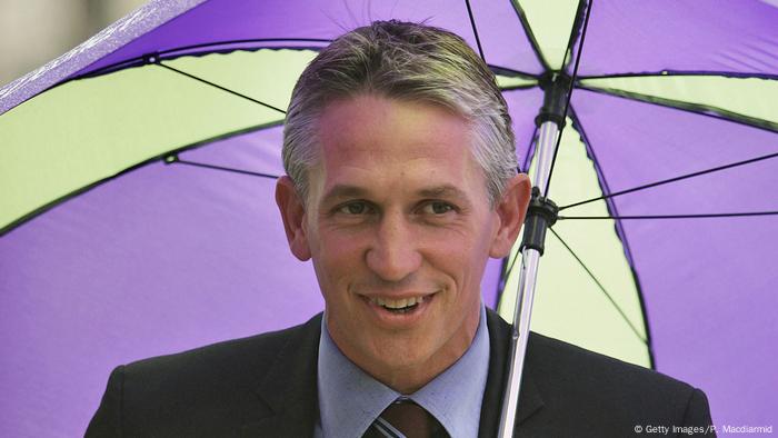 Gary Lineker unter einem Regenschirm (Getty Images/P. Macdiarmid)