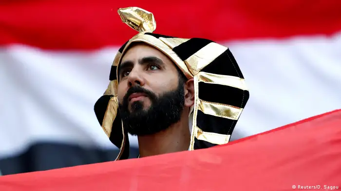 Drei Spiele, drei Niederlagen kassieren die Pharaonen bei der WM - kein Wunder, dass der Fan-König aus Ägypten mit nachdenklicher Miene auf das Geschehen auf dem Rasen blickt. 