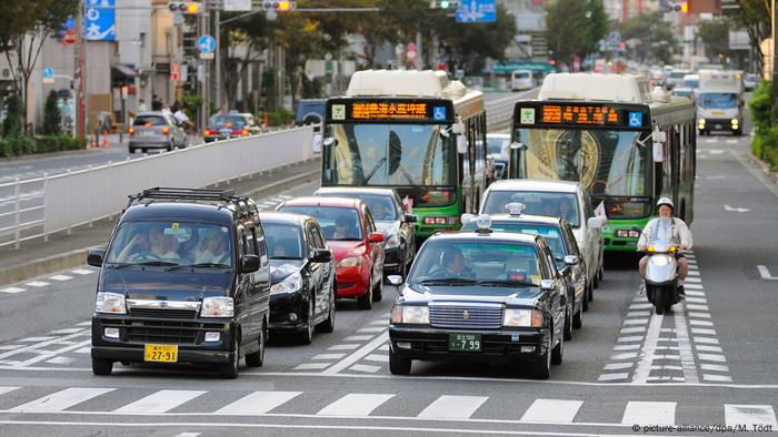 Tráfico en Tokio, Japón. 