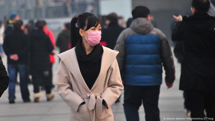 Para caminar por las calles de Shanghái hay que usar máscaras. 