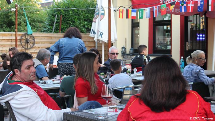 Deutschland Fußballfans in einem portugiesischen Restaurant in Bonn-Mehlem