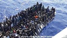 24.06.2018*****dpatopbilder - HANDOUT - 24.06.2018, Lybien, Gohneima: Die von der Küstenwache Lybiens zur Verfügung gestellte Aufnahme zeigt afrikanische Migranten auf einem Schiff, die in der Nähe der Stadt Gohneima, östlich der Hauptstadt Tripolis, eingesammelt wurden, nachdem sie auf dem Weg nach Europa in Seenot geraten waren. Vier Boote hatten 490 afrikanische Migranten an Bord, darunter 75 Frauen und 21 Kinder, sagte Sprecher Ayoub Gassim. Foto: Uncredited/Küstenwache Lybien/AP/dpa - ACHTUNG: Nur zur redaktionellen Verwendung im Zusammenhang mit der aktuellen Berichterstattung und nur mit vollständiger Nennung des vorstehenden Credits +++ dpa-Bildfunk +++ |