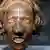 Ein mumifizierter und mit Tattoowierungen verzierter Kopf des Volksstammes Maori