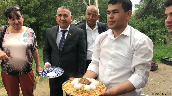 Die Lage an der kirgisisch-tadschikischen Grenze ist angespannt. Es gibt etwa 500 ungeklärte Grenzabschnitte, an denen es immer wieder zu Zusammenstößen zwischen Bürgern oder Grenzsoldaten beider Länder kommt. Das Journalisten-Netzwerk soll es der ländlichen Bevölkerung ermöglichen, trotz dieser schwierigen Situation ausgewogene Informationen zu bekommen. (DW/L. Rahnert)