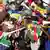 Südafrikanische Fußballfans blasen in die traditionellen Vuvuzelas (Foto: dpa)