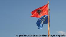 Republik Albanien, wehende albanische Fahne, Fahnen, Nationalfahne, Nationalflagge, Flaggen, Mast, rot, rote, schwarz, blau, blauer Himmel, zweiköpfiger Adler, schwarzer Doppeladler, Europaflagge, Europafahne, Europäische Gemeinschaft, Europäische Union, EUfahne, Euflagge, EU-Fahne, EU-Flagge, Symbol, Flagge, Mast, Balkan, Ostererweiterung, Grenze, Grenzübergang, |