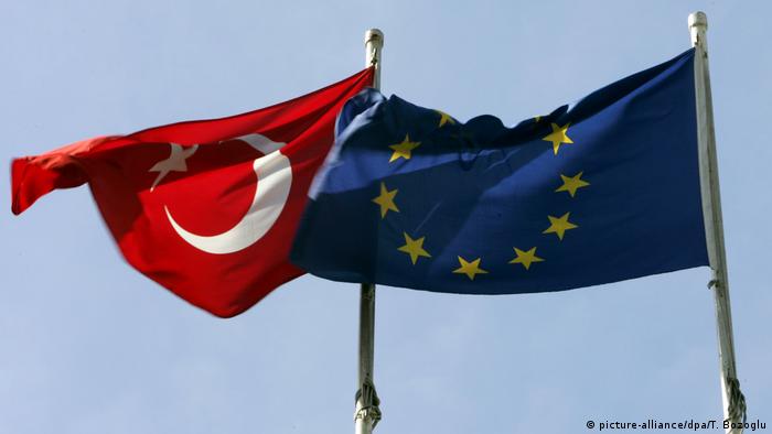 Türkische und EU-Flagge in Istanbul (picture-alliance/dpa/T. Bozoglu)