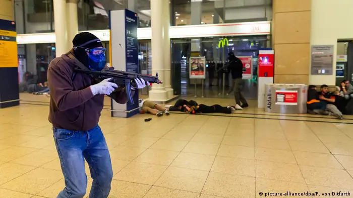Deutschland Polizei trainiert im Hauptbahnhof Hannover