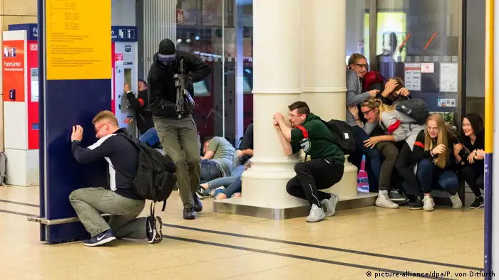 Deutschland Polizei trainiert im Hauptbahnhof Hannover