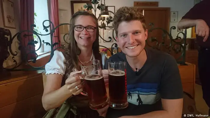 Beer Queen Christina Pollnick and Check-in presenter Lukas Stege enjoying a beer