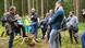 Foto; Rainer Kant und eine Gruppe stehen mitten im Fichtenwald (Quelle: Katharina Wecker) Foto; Rainer Kant und eine Gruppe stehen mitten im Fichtenwald (Quelle: Katharina Wecker)