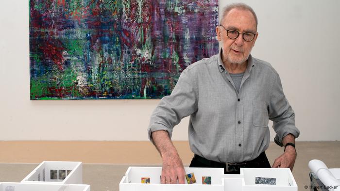 Gerhard Richter en su atelier, trabajando en el modelo de una exposición en el Museo Barberini. (2018).