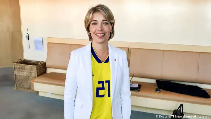 La ministra de Deportes de Suecia, Annika Strandhall, luce la casaquilla de Jimmy Durmaz.