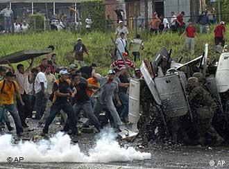 Straßenkampf in Tegucigalpa (Foto: AP)