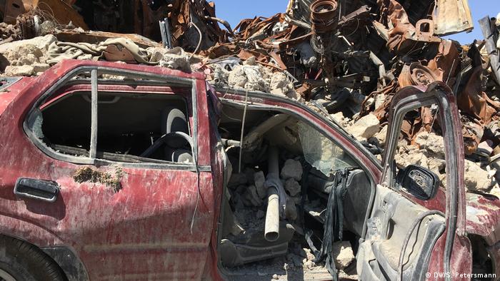 Irak Reportage Mossul 1 Jahr nach der Befreiung | zerstörtes Auto (DW/S. Petersmann)