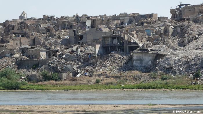 Irak Reportage Mossul 1 Jahr nach der Befreiung | Tigris-Ufer und zerstörte Altstadt (DW/S. Petersmann)