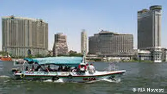 Ägypten Kairo Boot auf dem Nil Hochhäuser
