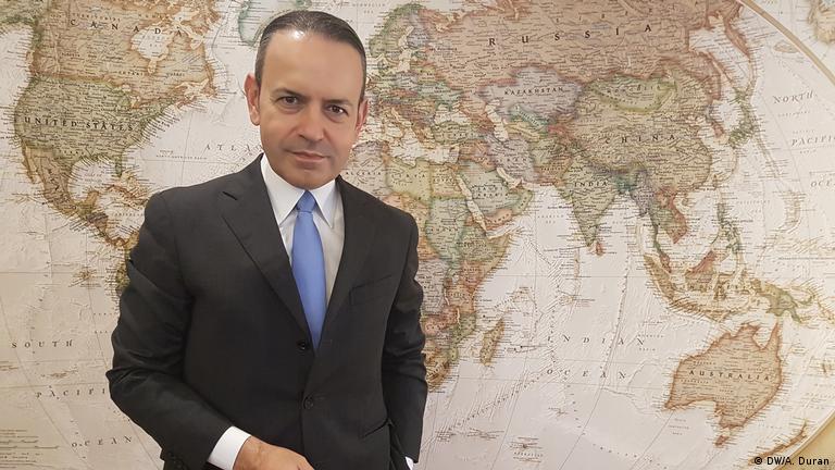 Dr. Bahadır Kaleeağası haritanın önünde