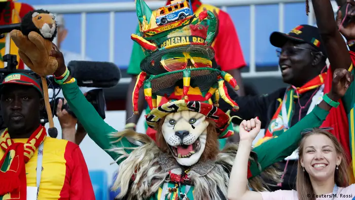 Alle afrikanischen Teams scheitern in der Vorrunde. Schade! Ihre Fans - wie dieser Löwe aus Senegal - hätten dem Turnier auch weiterhin gut gestanden. 