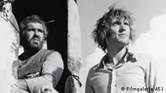 Der Regisseur Roland Klick mit Mario Adorf bei den Dreharbeiten zu Deadlock aus dem Jahr 1970