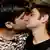 Një çift homoseksualësh puthen para Colesseumi-it në Romë