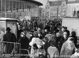 Westberliner nach der Grenzabfertigung am S-Bahnhof Friedrichstrasse - der Besuch in der DDR wurde durch das Passierscheinabkommen möglich (hier am 04.01.1964)