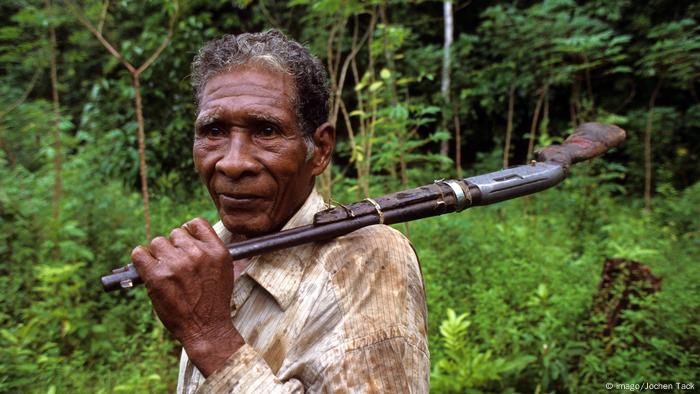Local carrying rifle in Rio Platano Reserve in Honduras (imago/Jochen Tack)