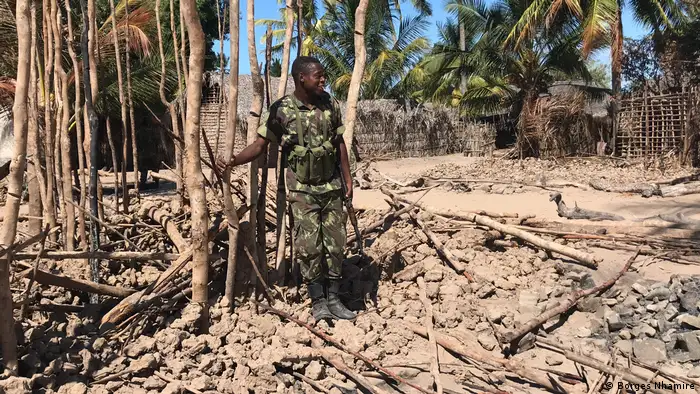 Mosambik, Cabo Delgado: Soldat in Naunde (Borges Nhamire)