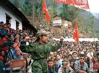 一名女毛派游击队员在乡村里做政治鼓动工作