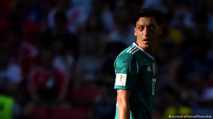 Mesut Özil reacts during the World Cup Match between Germany and South Korea on June 27, 2018 (picture-alliance/Photoshot)