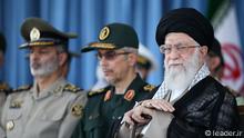 Titel: Khamenei Militär Iran
Ayatollah Ali Khamenei, Führer der Islamischen Republik Iran während einer Parade der Armee der Revolutionswächter (Revolutionsgardisten, Pasdaran) in Teheran am 30.06.2018.
Stichworte: Pasdar, Pasdaran
Quelle: leader.ir