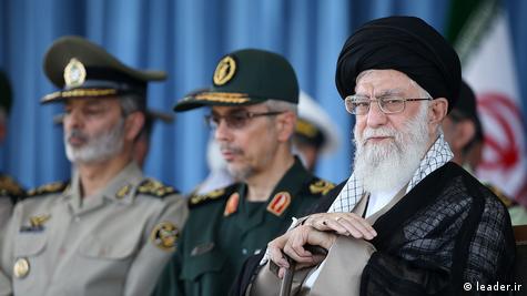  عبدالرحیم موسوی، فرمانده کل ارتش (چپ) در کنار علی باقری، رئیس ستاد کل نیروی مسلح و علی خامنه‌ای رهبر جمهوری اسلامی